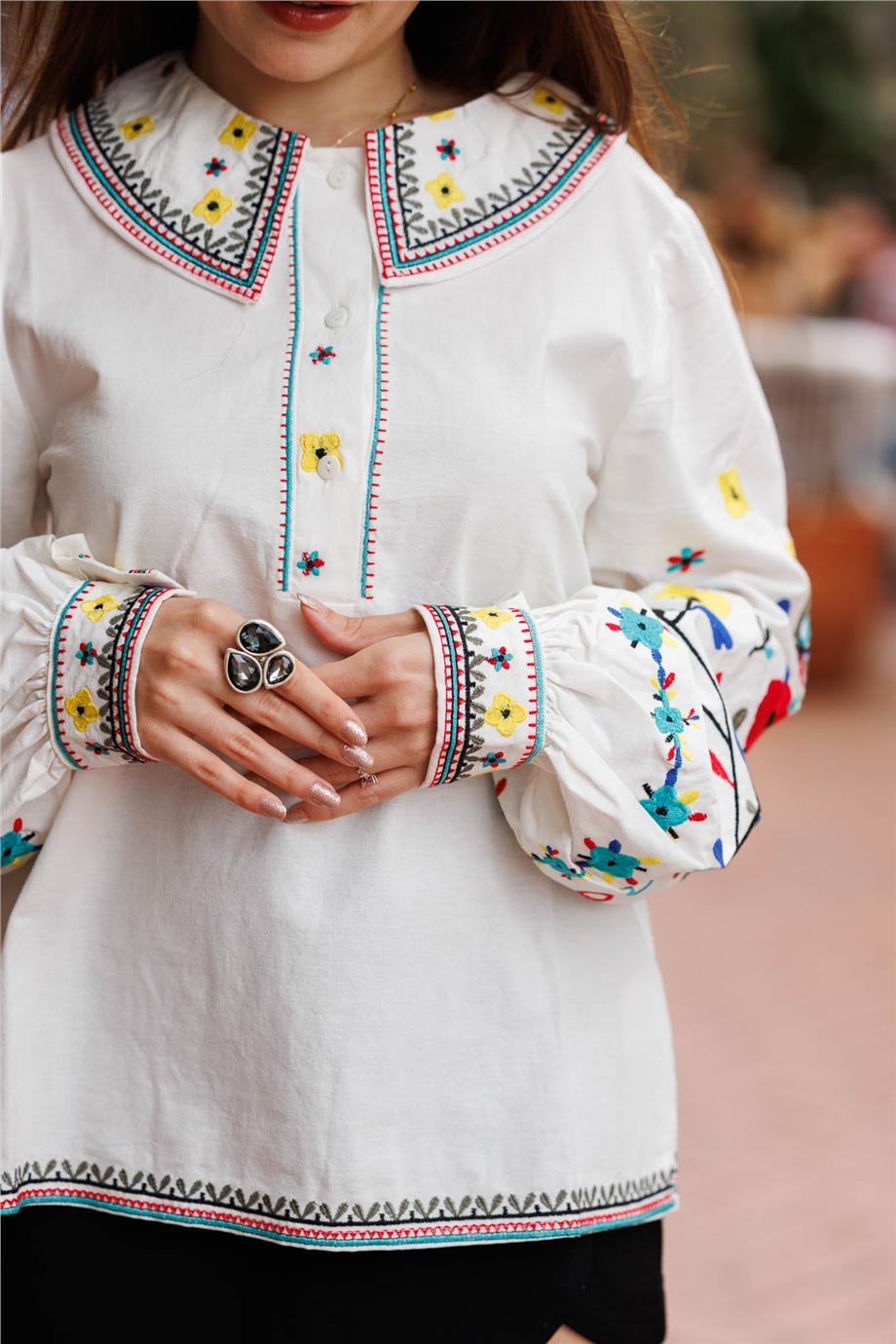 Beyaz Renk Çiçek Nakışlı Bluz