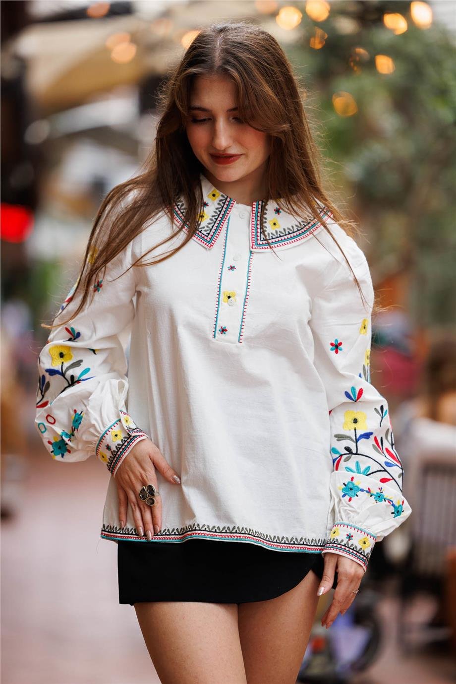 Beyaz Renk Çiçek Nakışlı Bluz