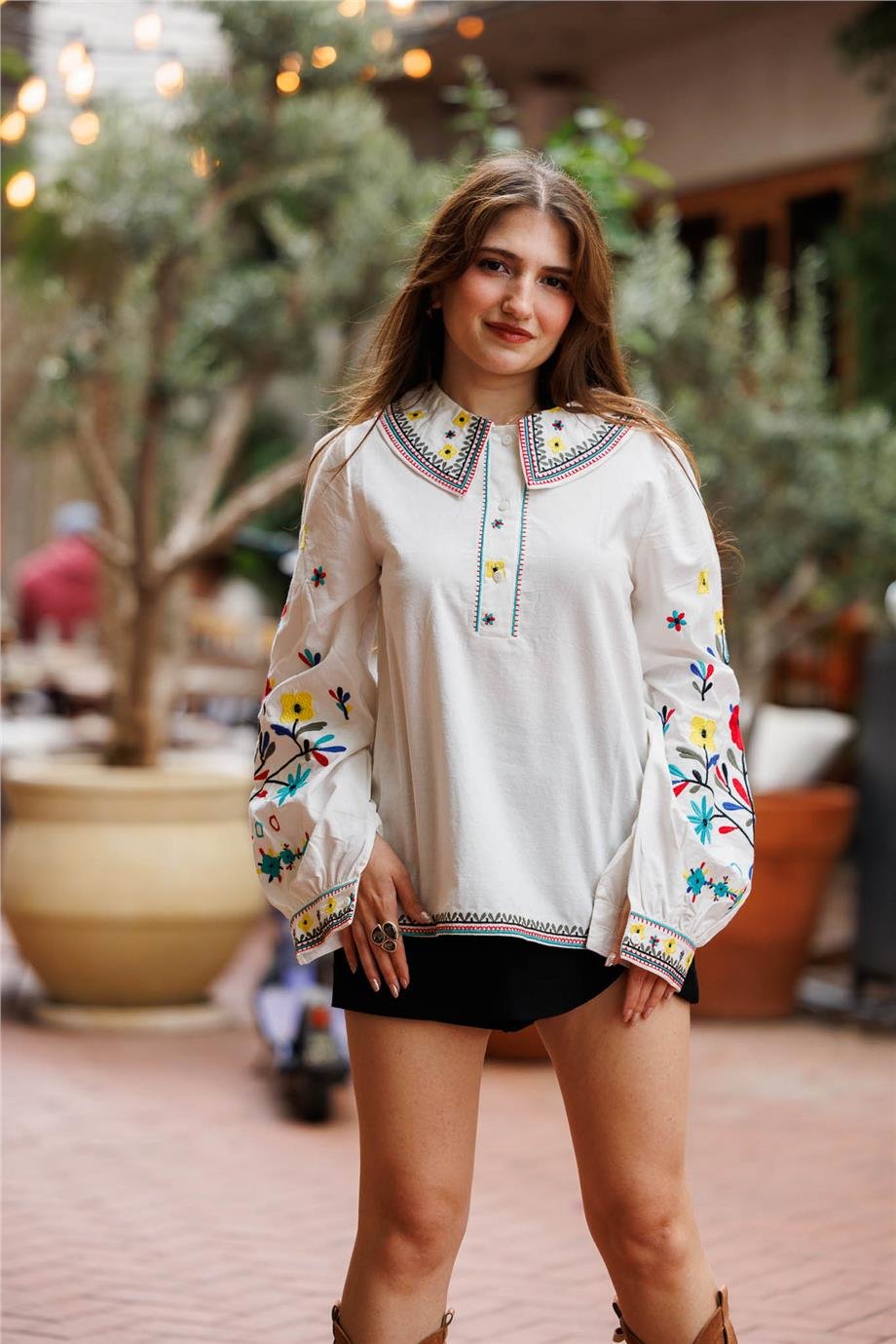 Beyaz Renk Çiçek Nakışlı Bluz