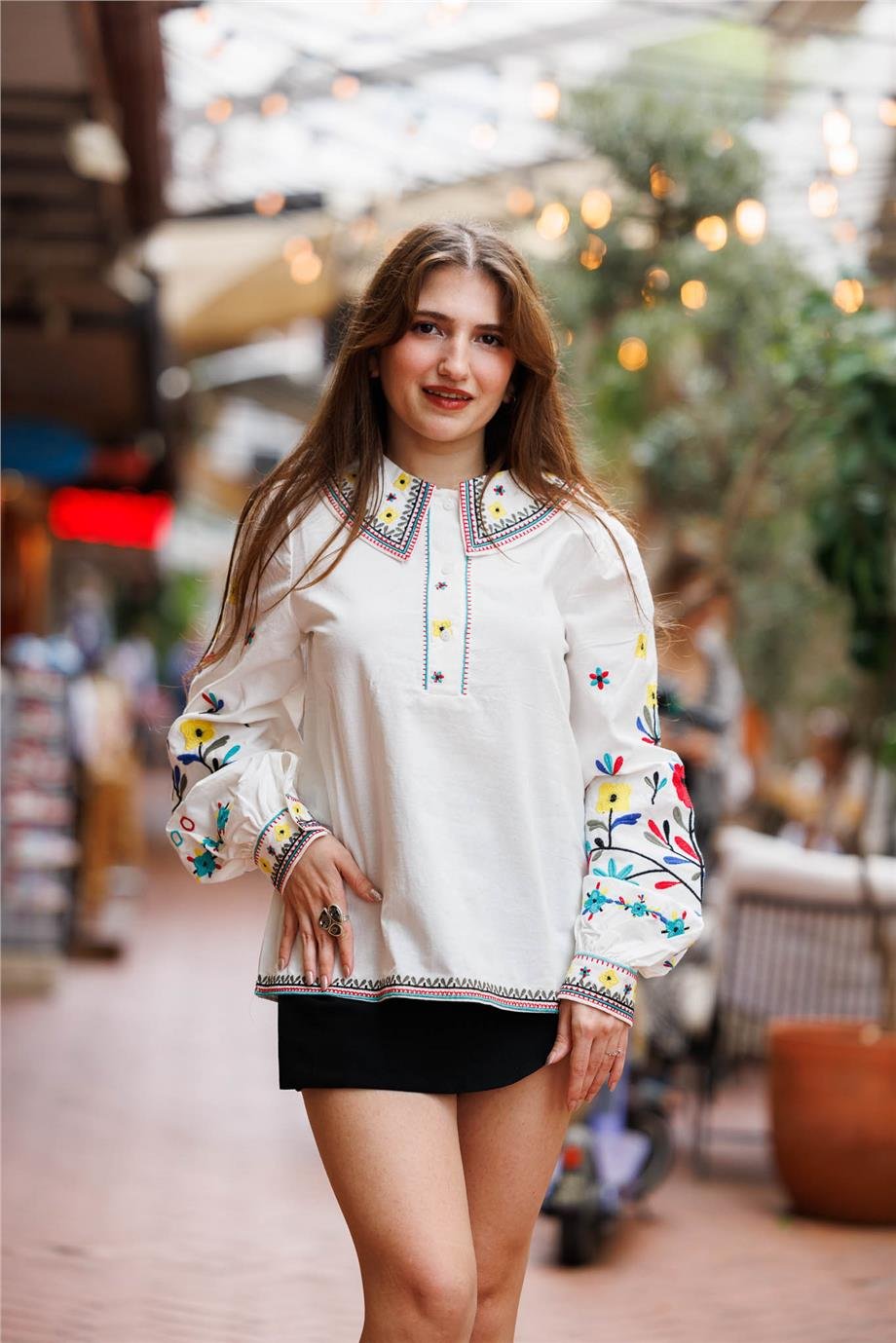 Beyaz Renk Çiçek Nakışlı Bluz
