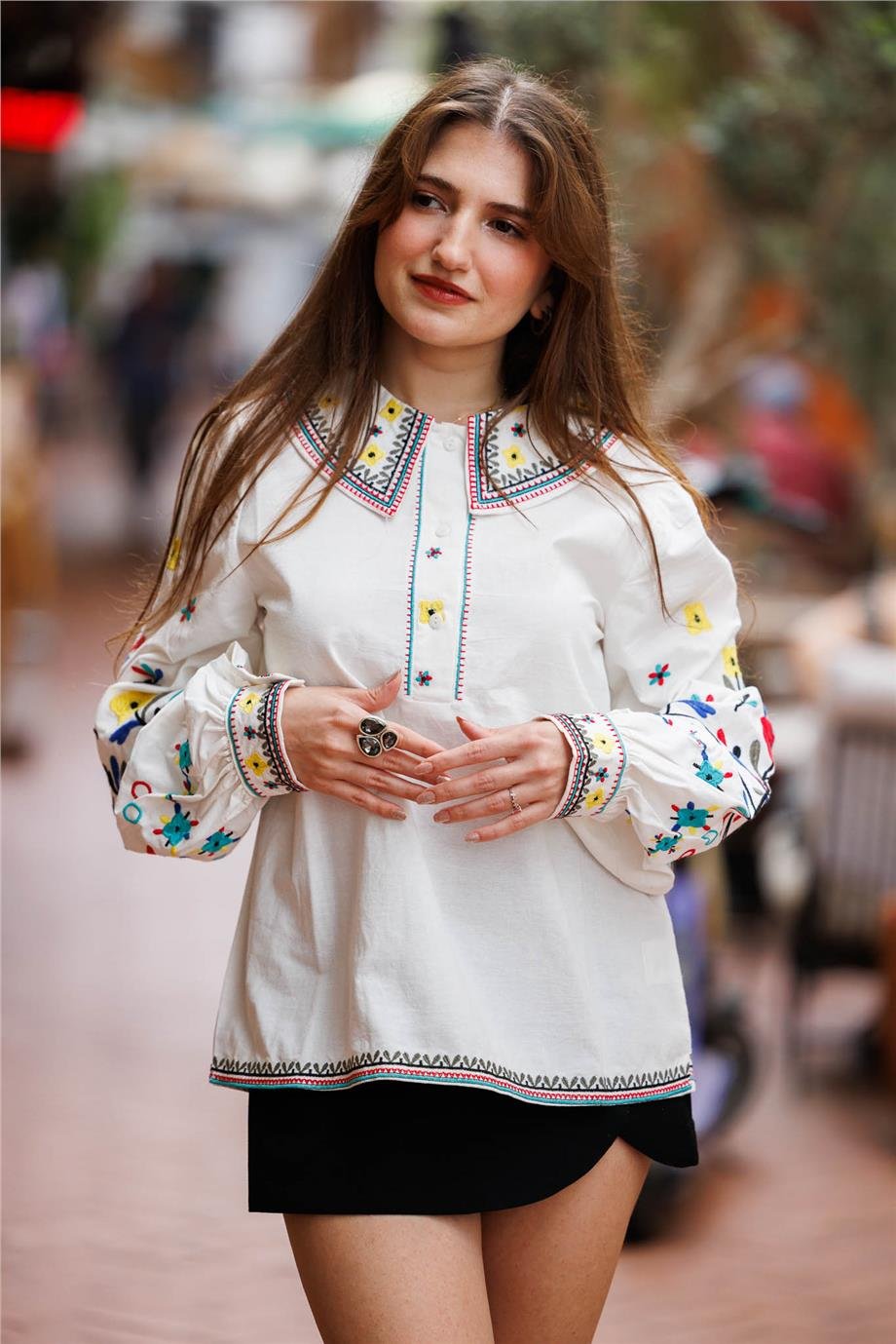 Beyaz Renk Çiçek Nakışlı Bluz