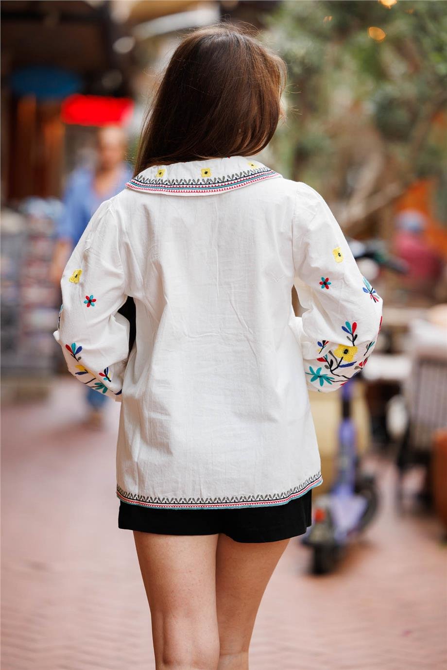 Beyaz Renk Çiçek Nakışlı Bluz