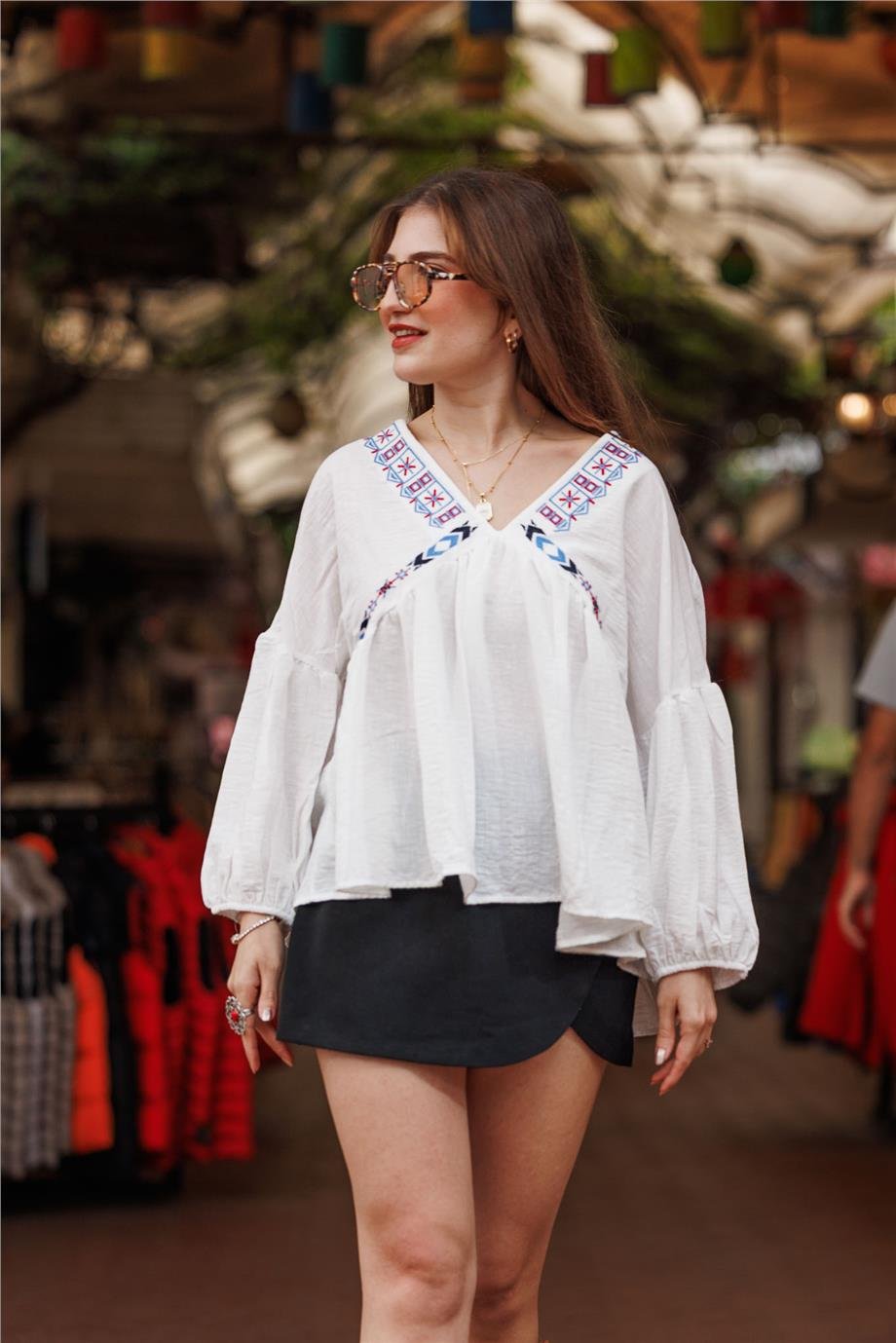 Beyaz Renk Nakışlı Bluz