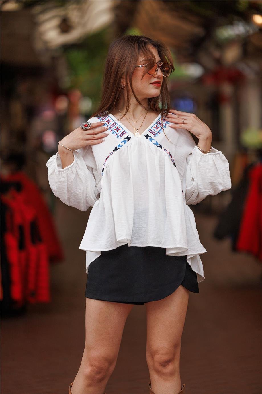 Beyaz Renk Nakışlı Bluz