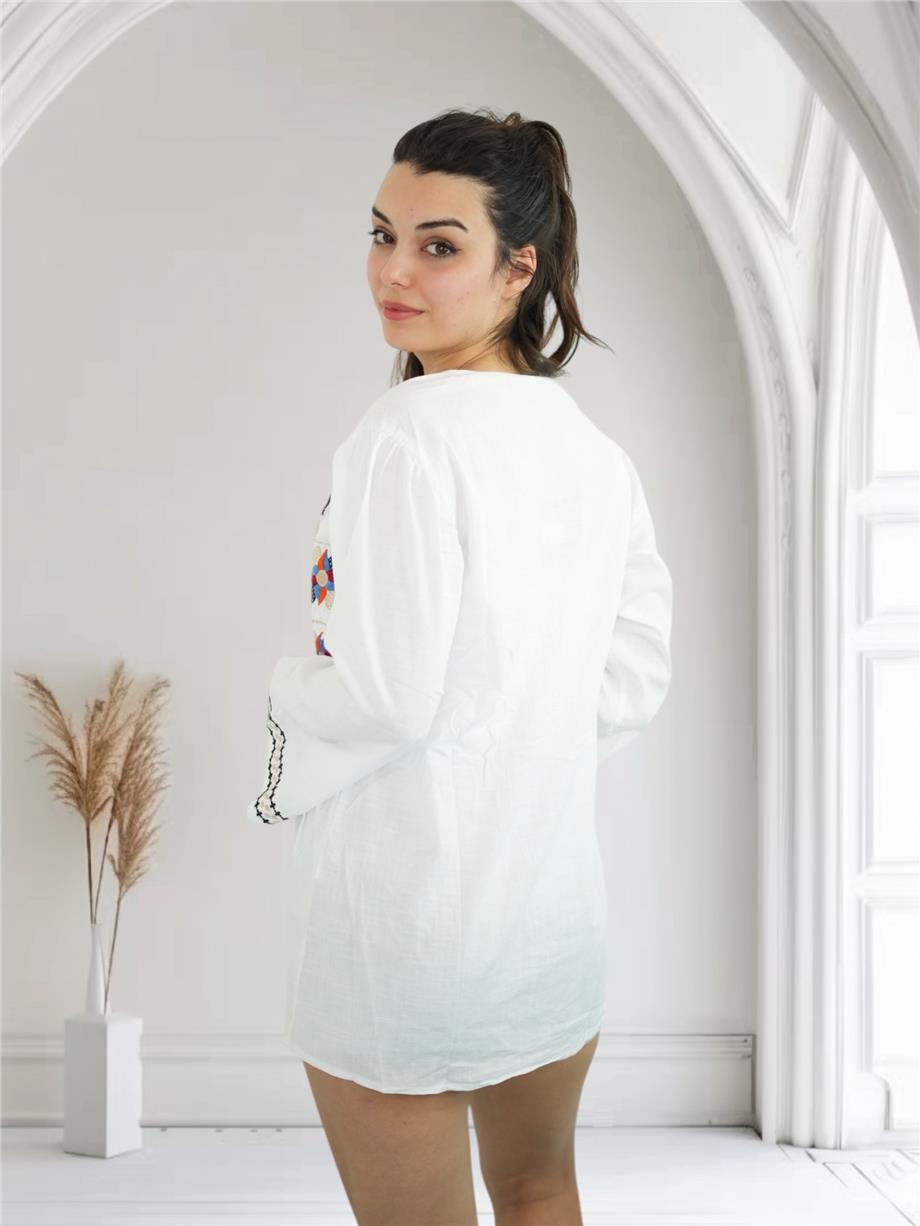 Beyaz Rüzgar Gülü Nakışlı Bluz