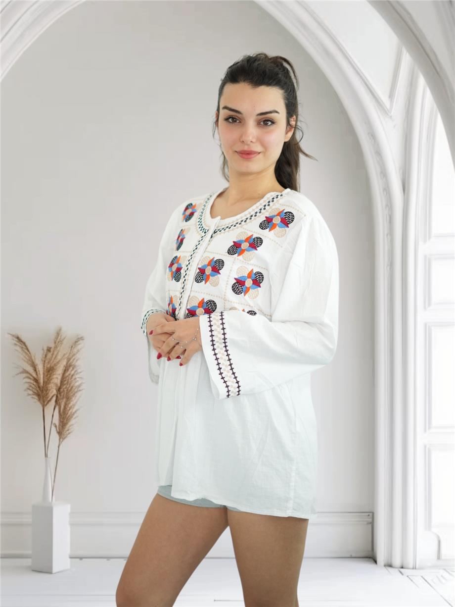 Beyaz Rüzgar Gülü Nakışlı Bluz