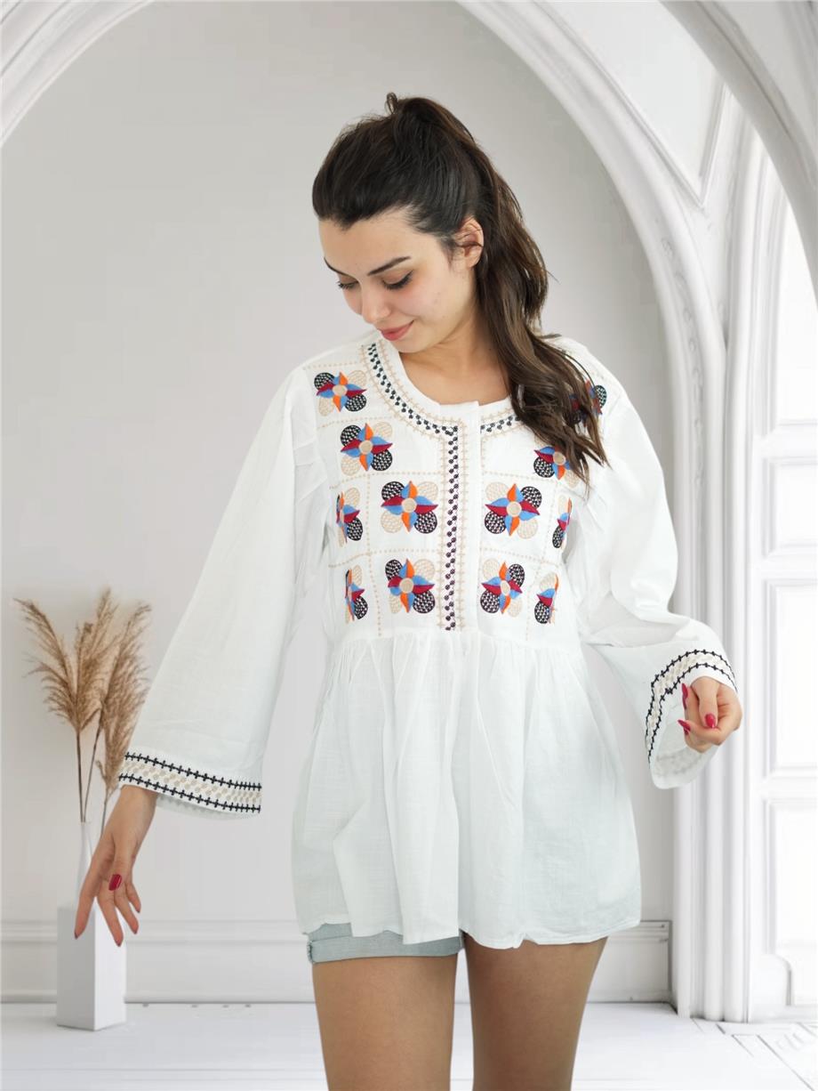 Beyaz Rüzgar Gülü Nakışlı Bluz