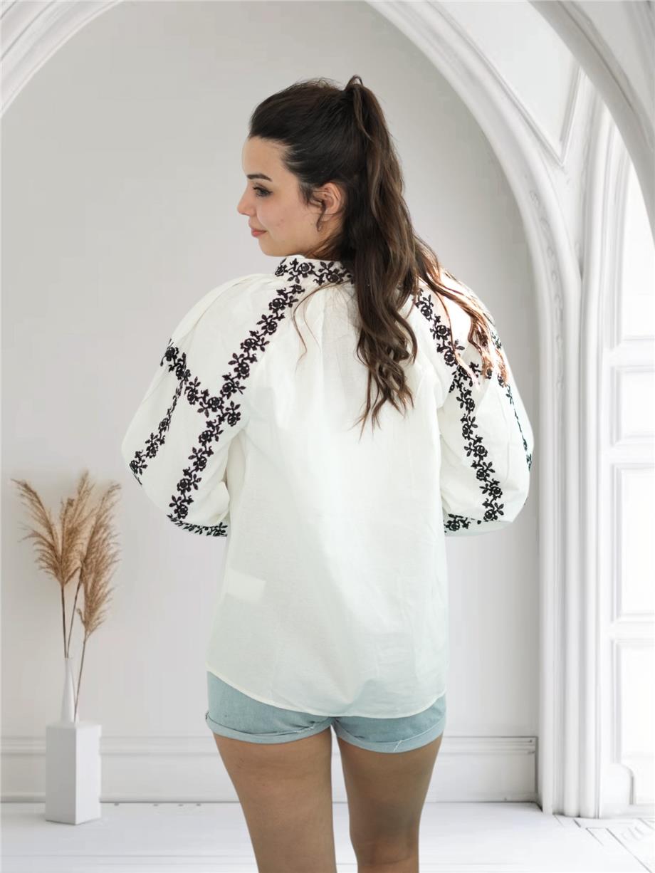 Beyaz Siyah Çiçek Nakışlı Bluz