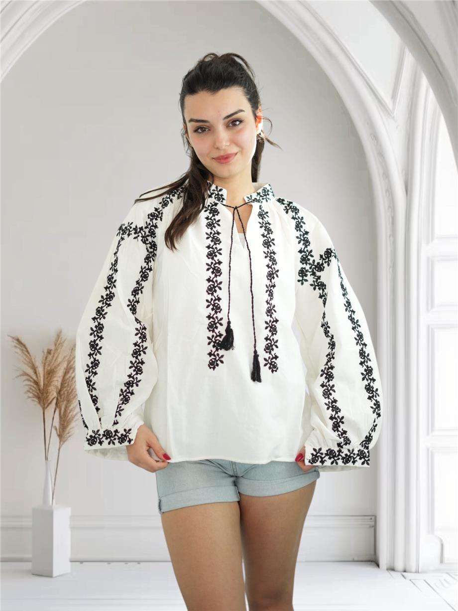 Beyaz Siyah Çiçek Nakışlı Bluz