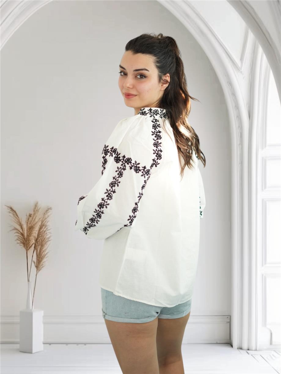 Beyaz Siyah Çiçek Nakışlı Bluz