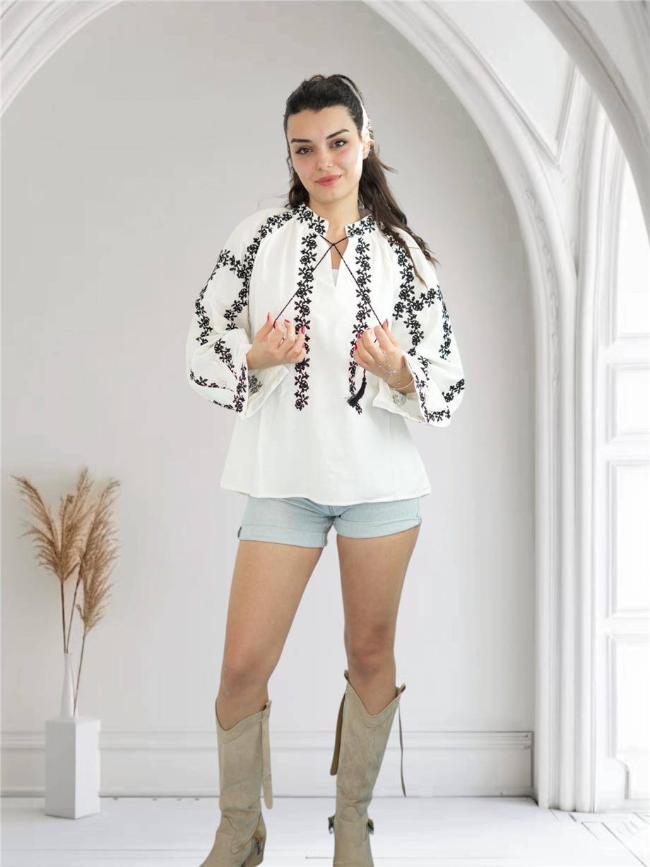 Beyaz Siyah Çiçek Nakışlı Bluz