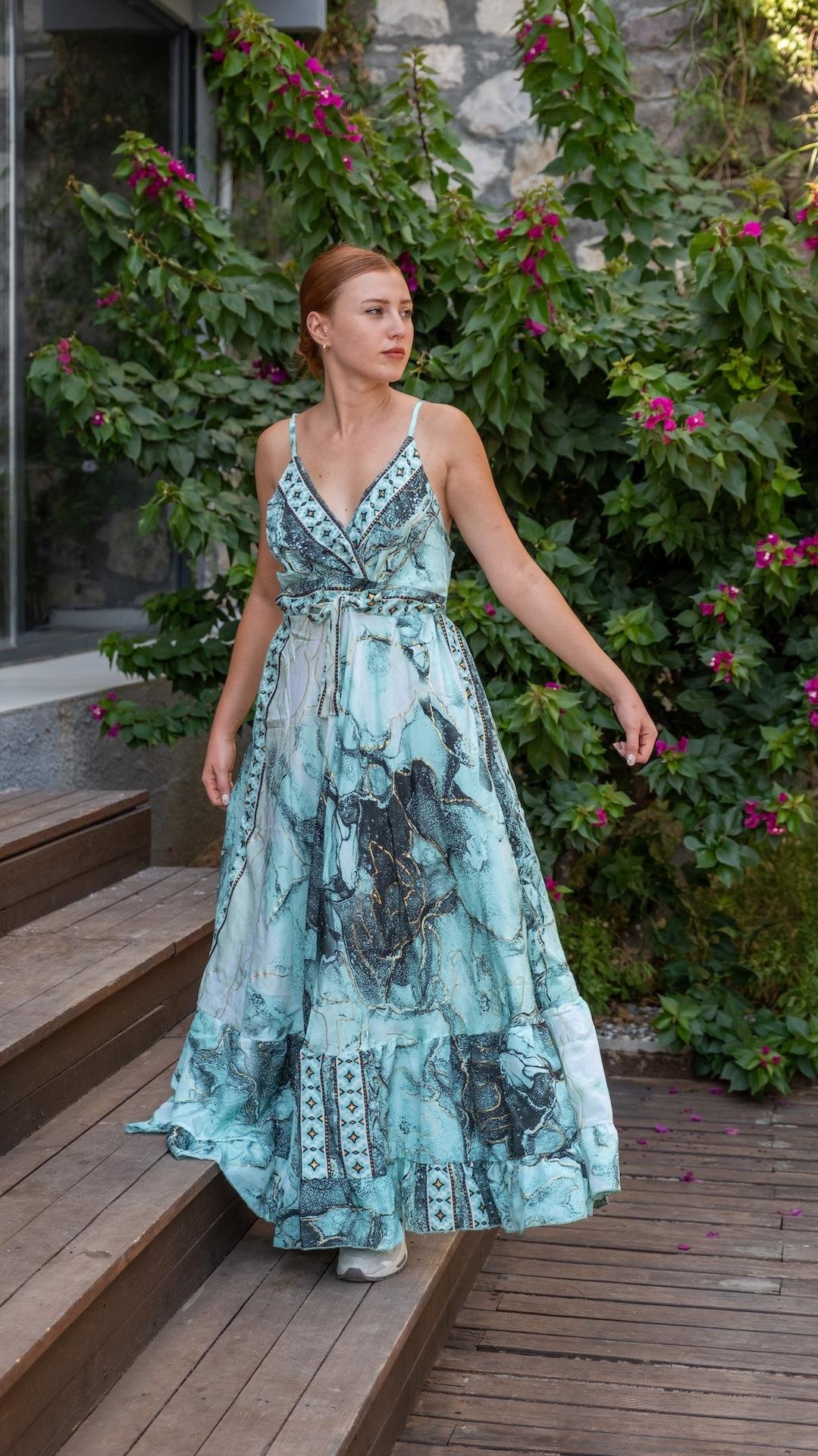 Boyundan Bağlamalı Sırtı Açık Elbise