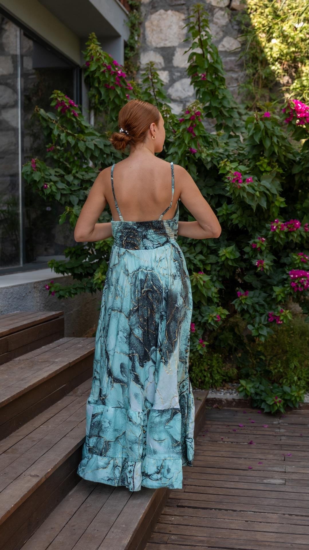 Boyundan Bağlamalı Sırtı Açık Elbise