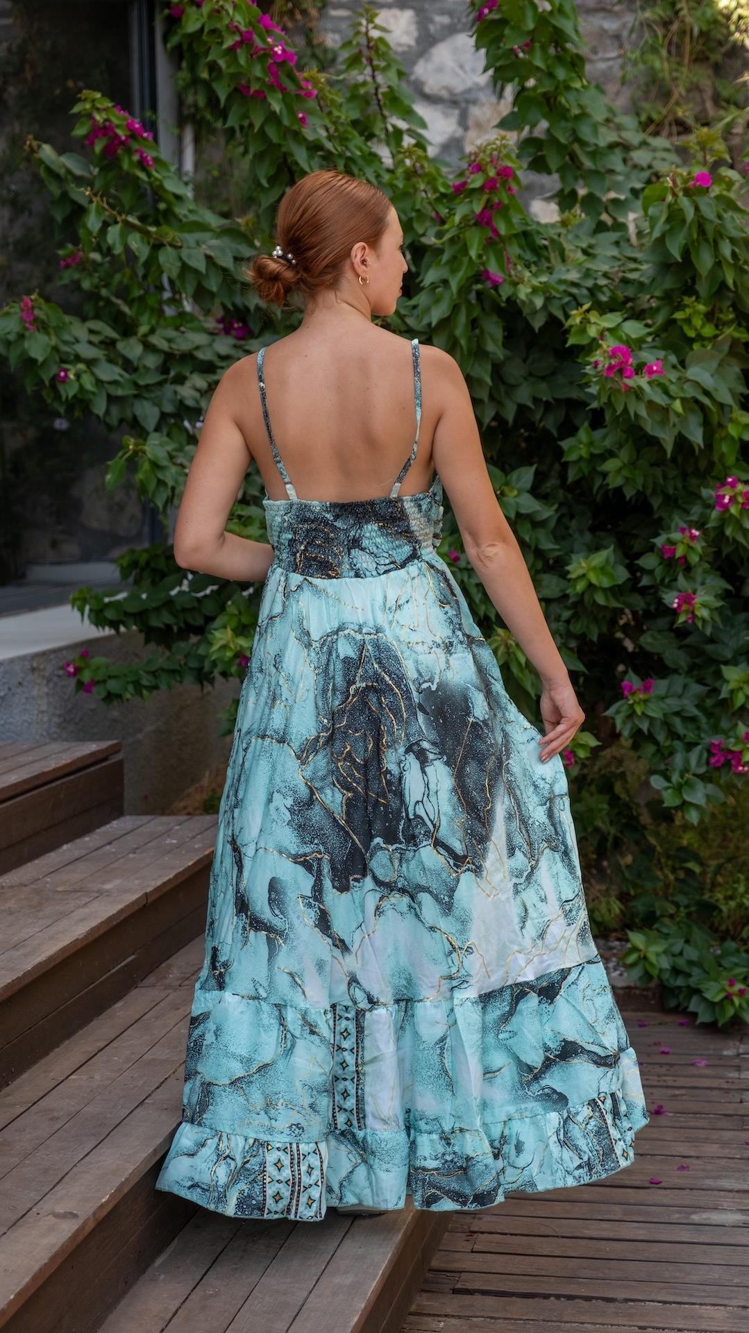 Boyundan Bağlamalı Sırtı Açık Elbise