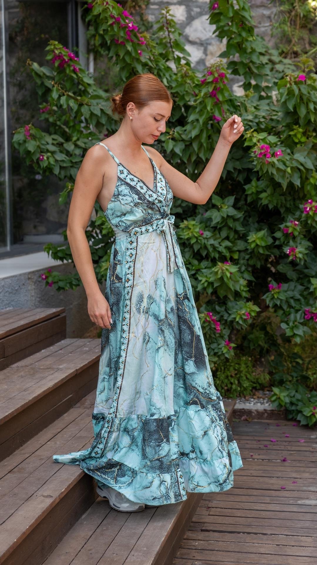 Boyundan Bağlamalı Sırtı Açık Elbise