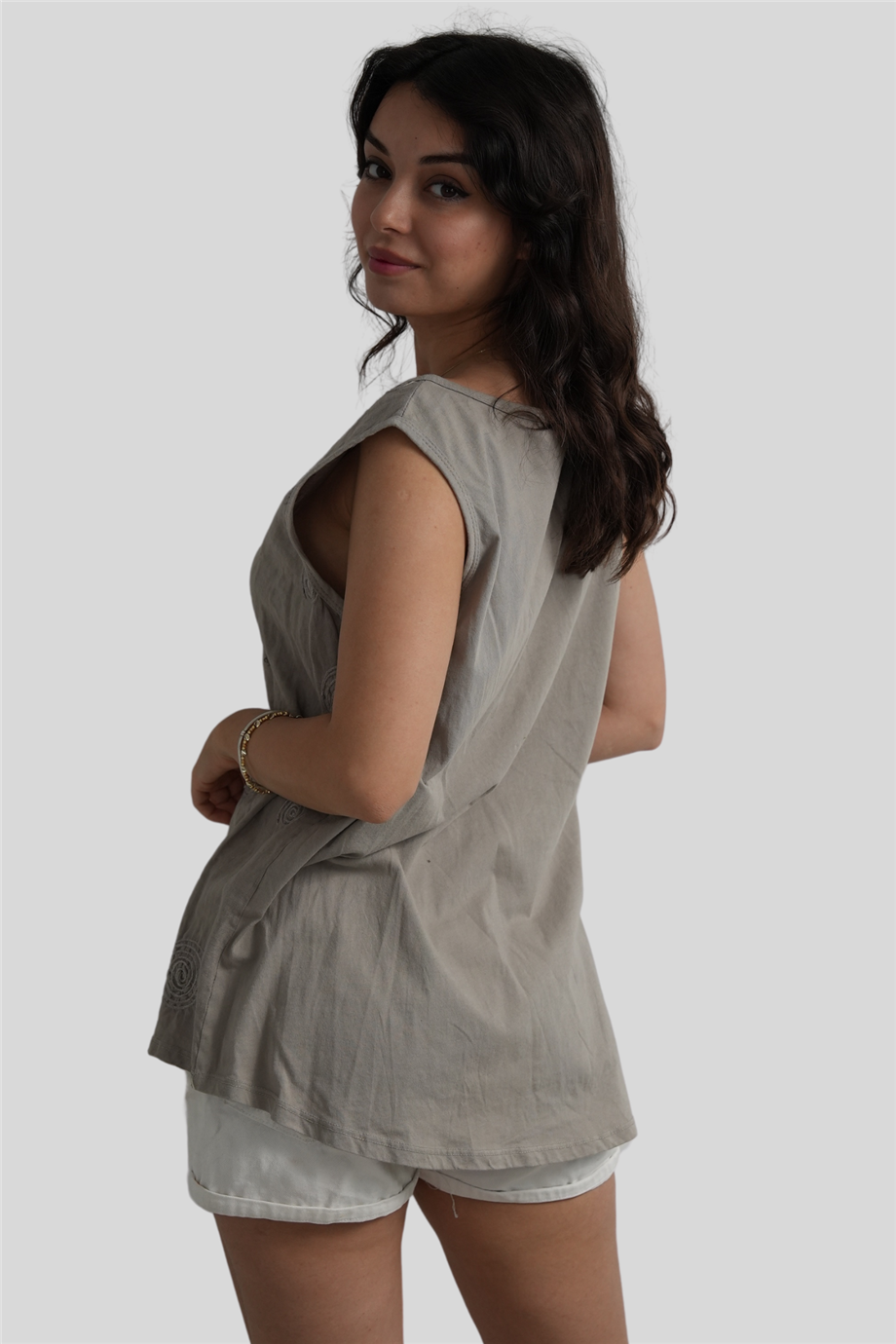 Gri Nakış Detaylı Kalın Askılı Keten Bluz