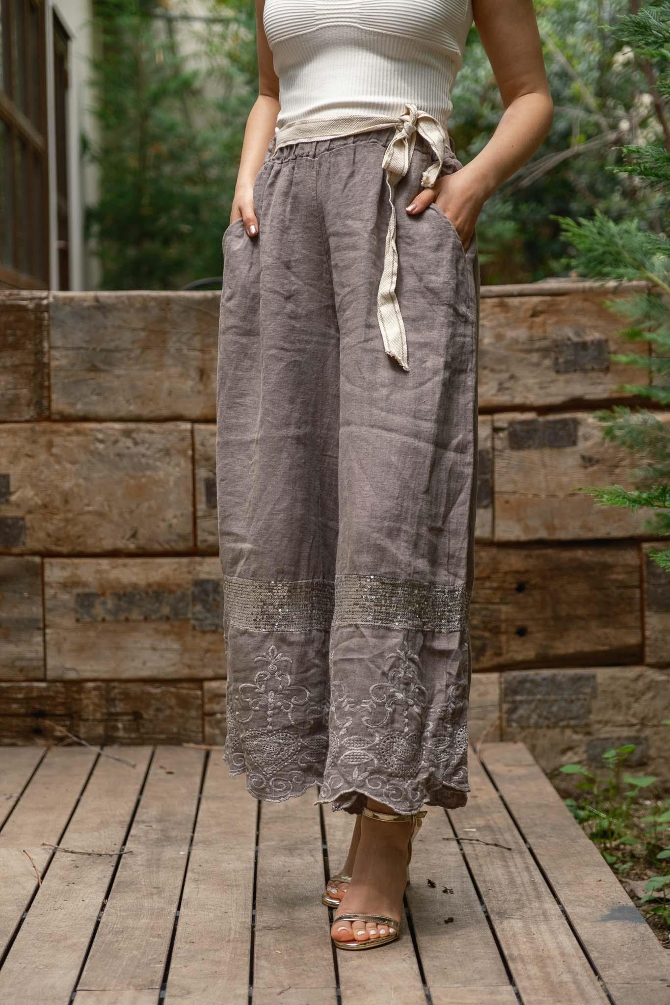 Gri Renk Paçası Nakışlı Pul Detaylı Keten Pantolon