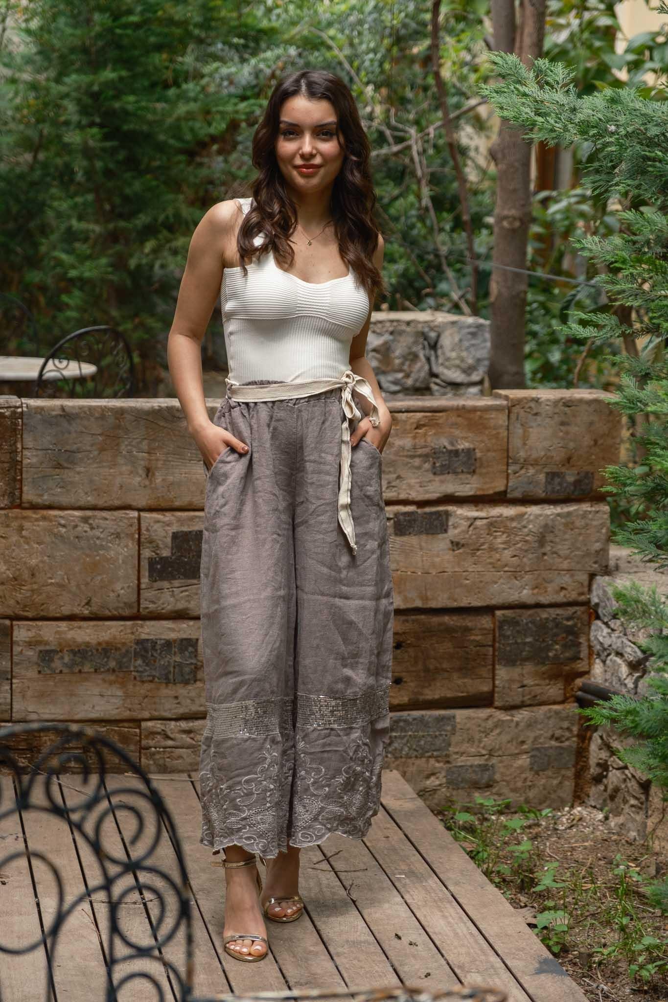 Gri Renk Paçası Nakışlı Pul Detaylı Keten Pantolon