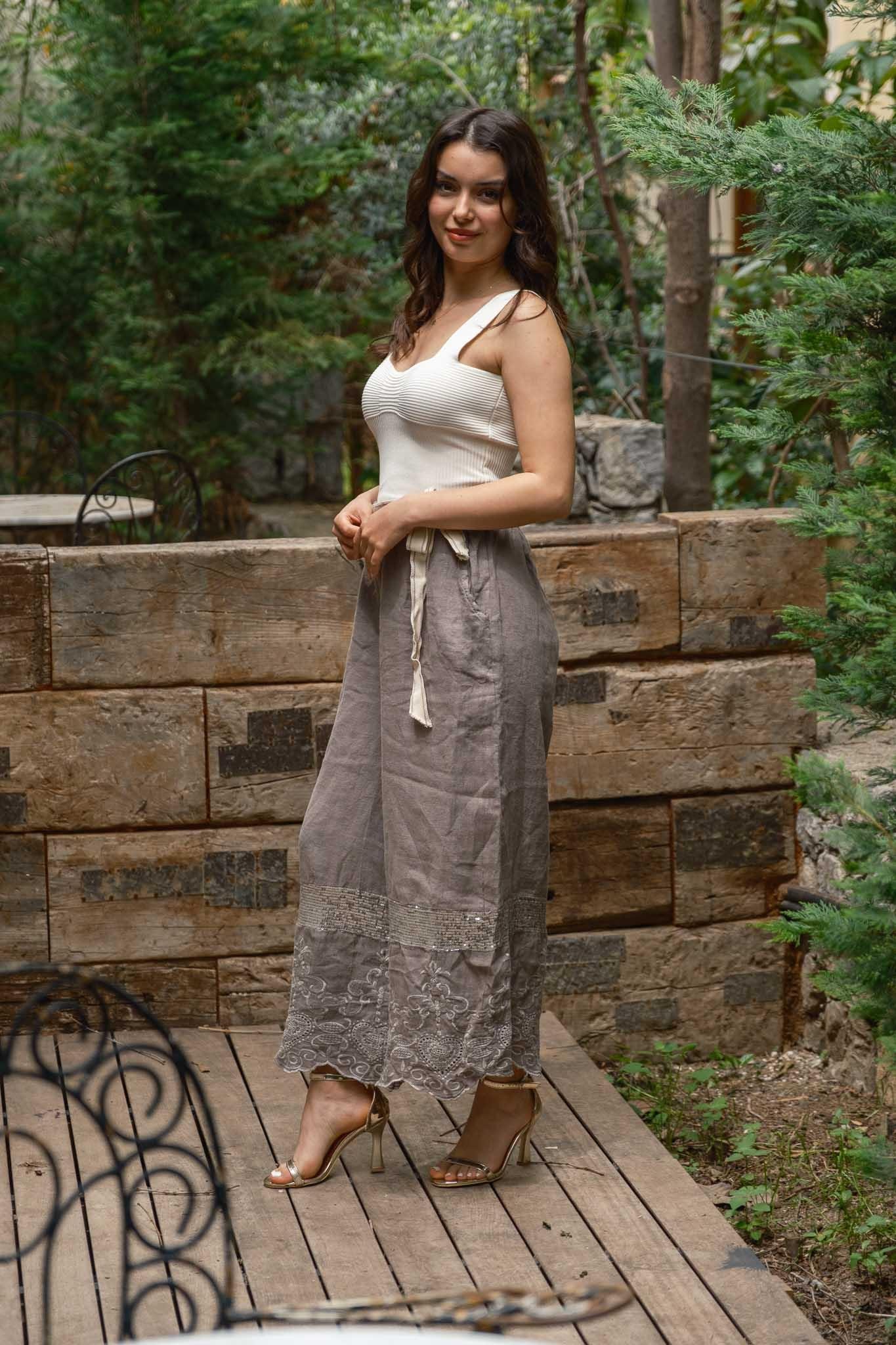 Gri Renk Paçası Nakışlı Pul Detaylı Keten Pantolon