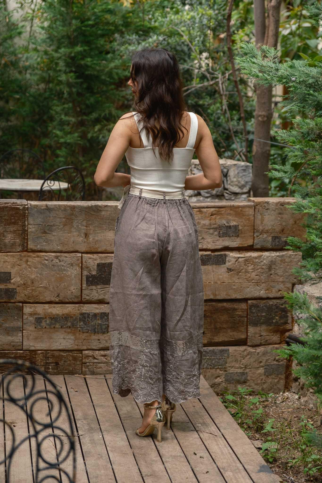 Gri Renk Paçası Nakışlı Pul Detaylı Keten Pantolon