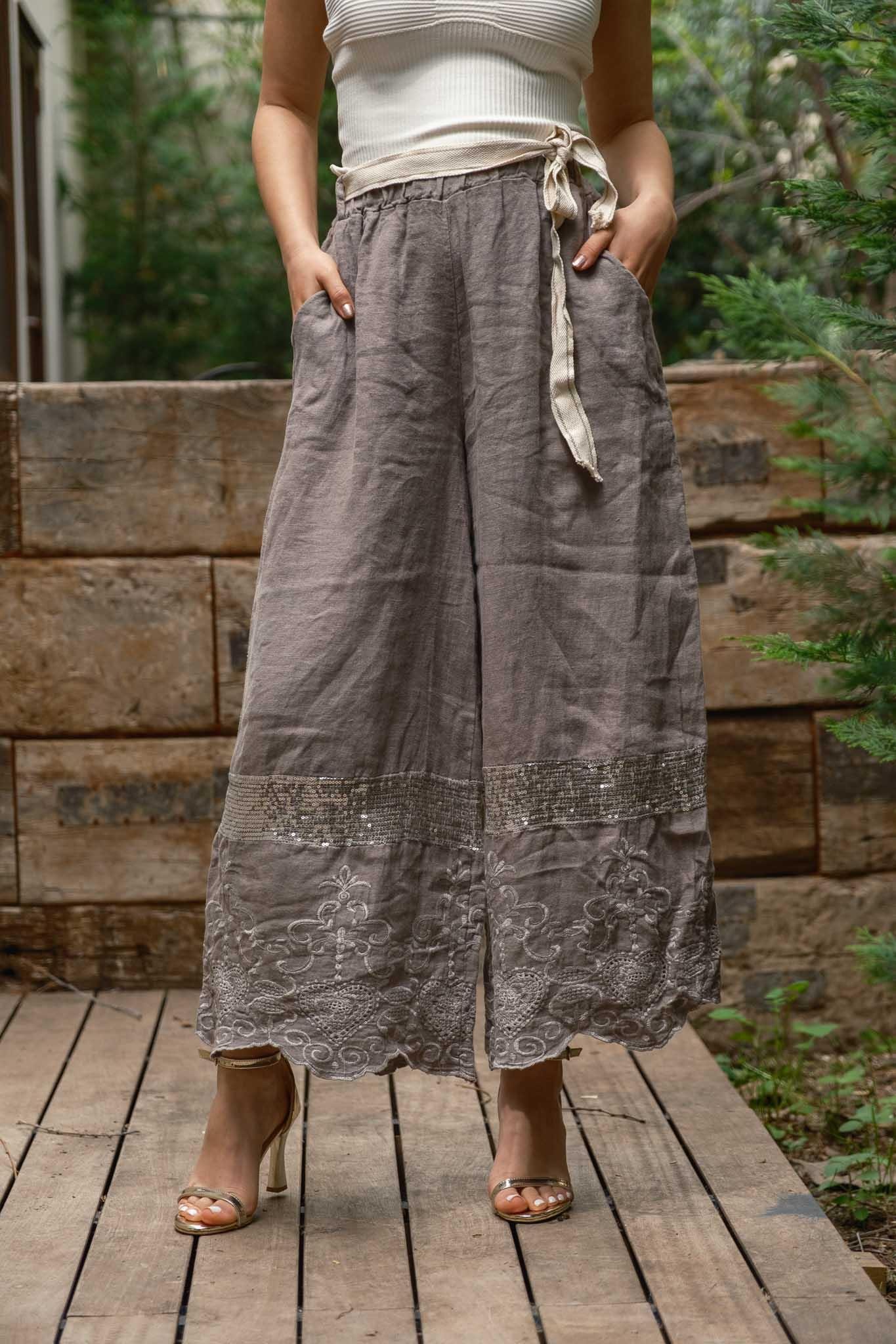 Gri Renk Paçası Nakışlı Pul Detaylı Keten Pantolon