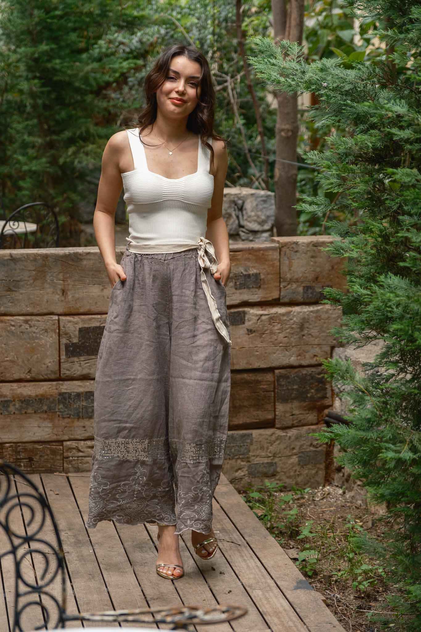 Gri Renk Paçası Nakışlı Pul Detaylı Keten Pantolon