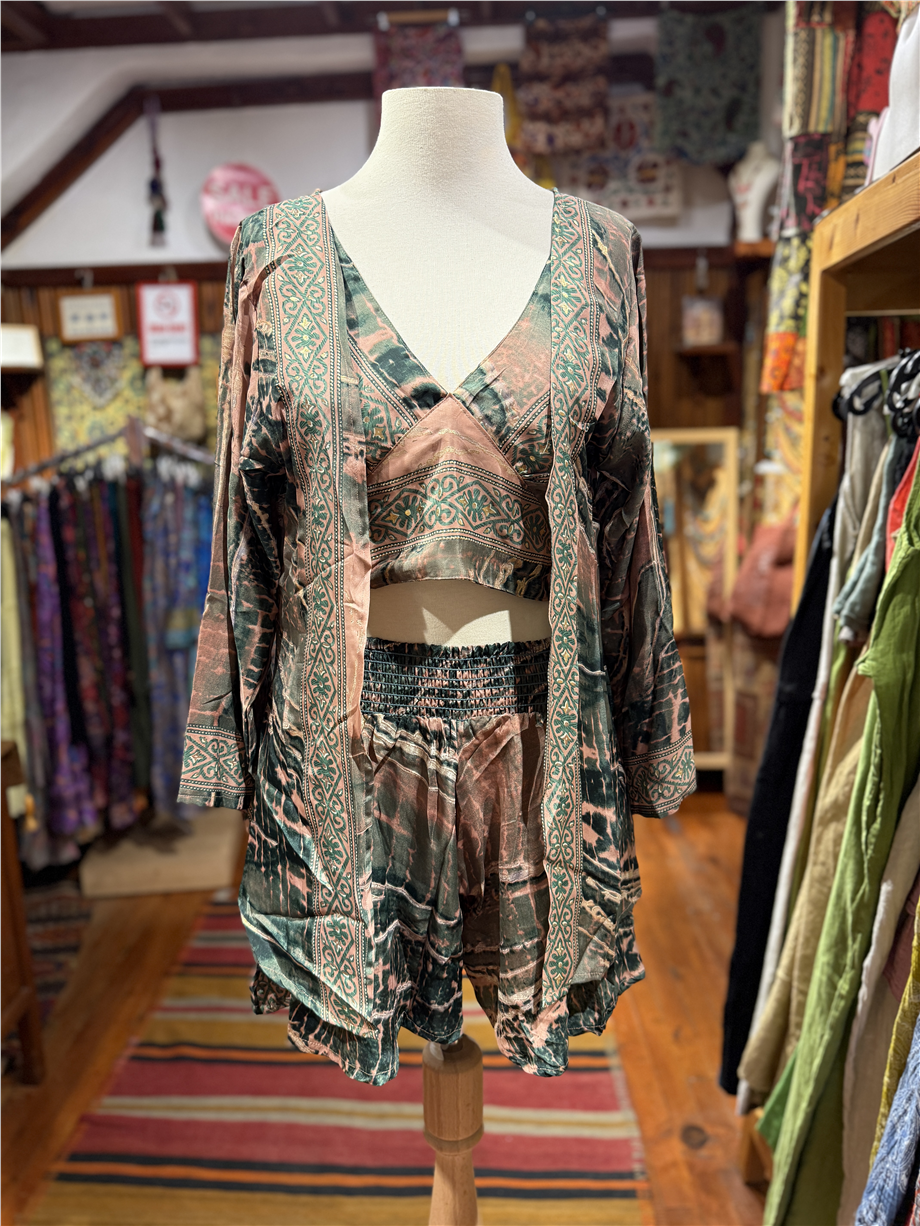 Gülkurusu Gold Detaylı İpek Şort Crop Kimono Üçlü Takım