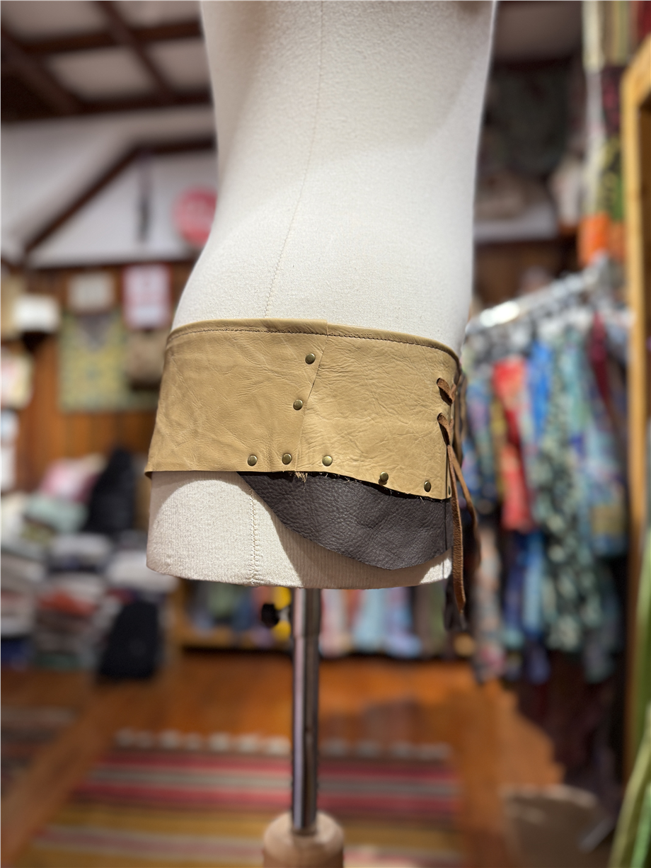Kahverengi Renk Doğal Taşlı Çiçek Aplikeli El Yapımı Deri Kemer