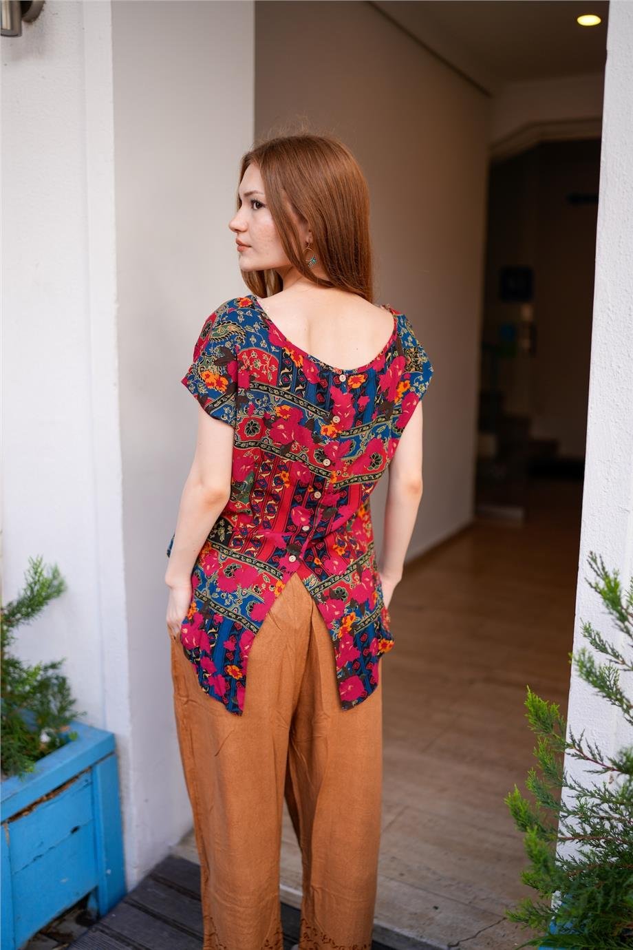 Kırmızı Renk Desenli Kayık Yaka Önü Kısa Arkası Uzun Ve Düğme Detaylı Bluz