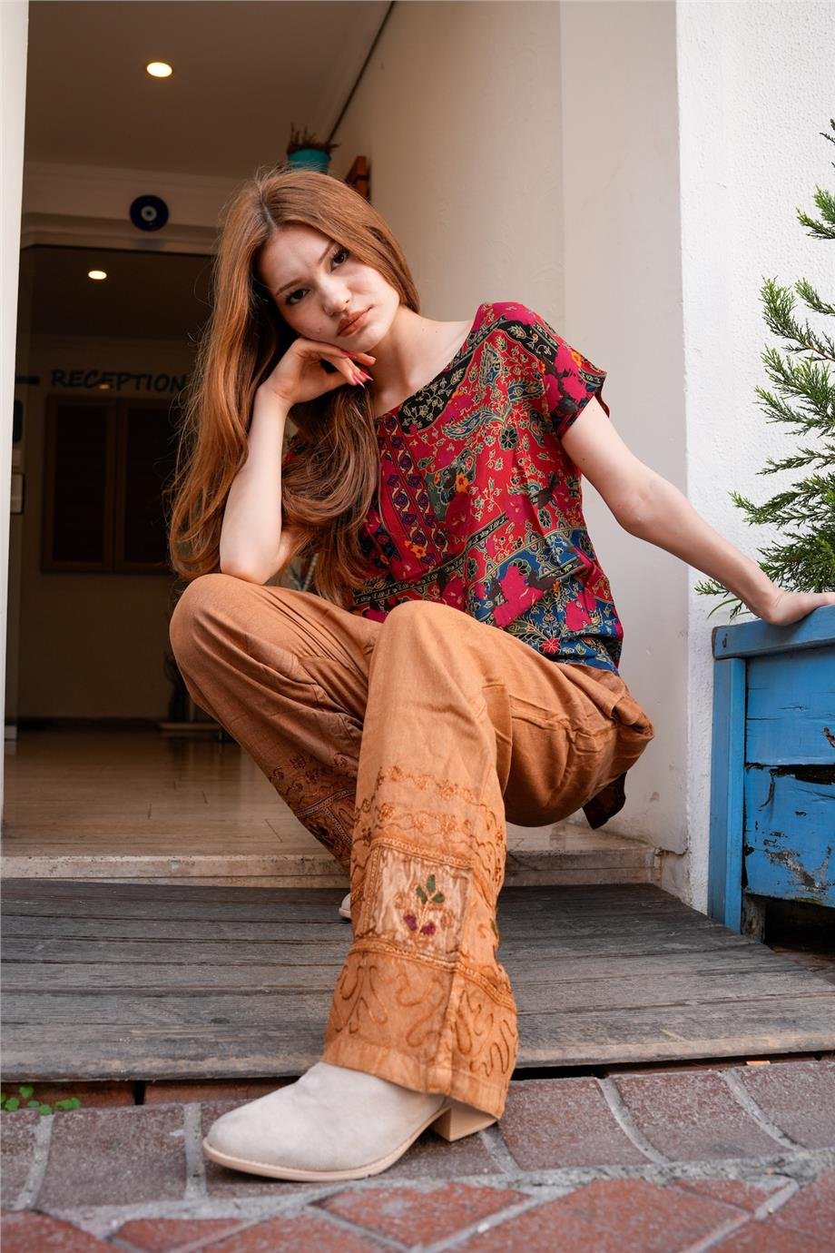 Kırmızı Renk Desenli Kayık Yaka Önü Kısa Arkası Uzun Ve Düğme Detaylı Bluz