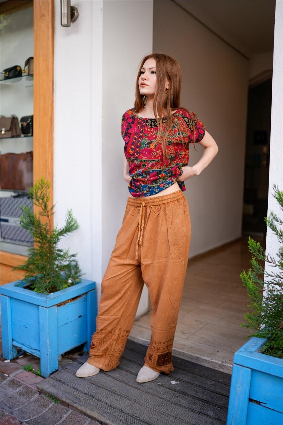 Kırmızı Renk Desenli Kayık Yaka Önü Kısa Arkası Uzun Ve Düğme Detaylı Bluz