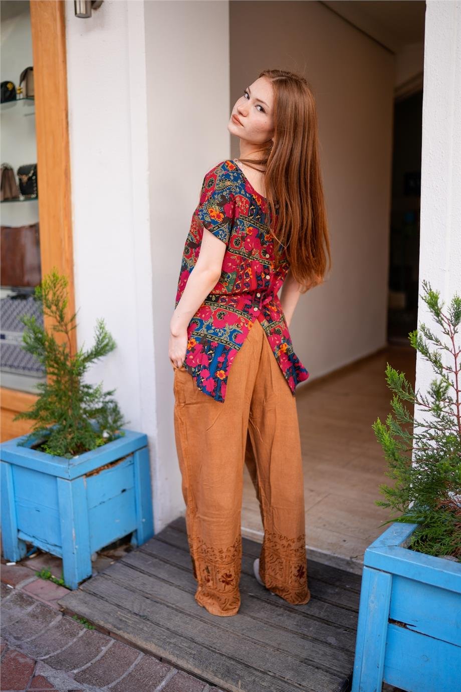 Kırmızı Renk Desenli Kayık Yaka Önü Kısa Arkası Uzun Ve Düğme Detaylı Bluz