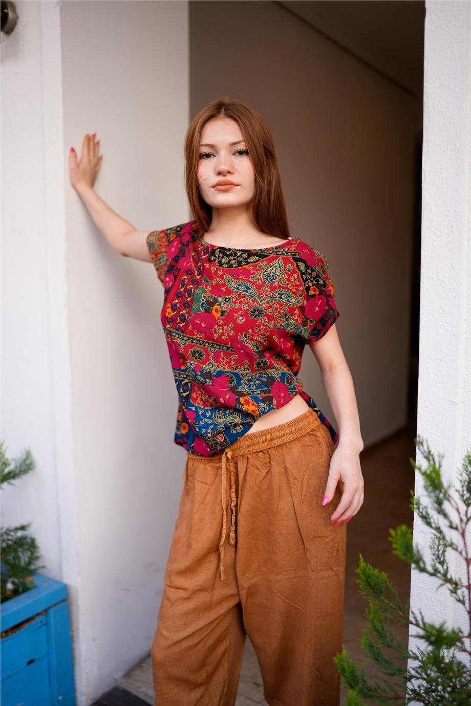 Kırmızı Renk Desenli Kayık Yaka Önü Kısa Arkası Uzun Ve Düğme Detaylı Bluz