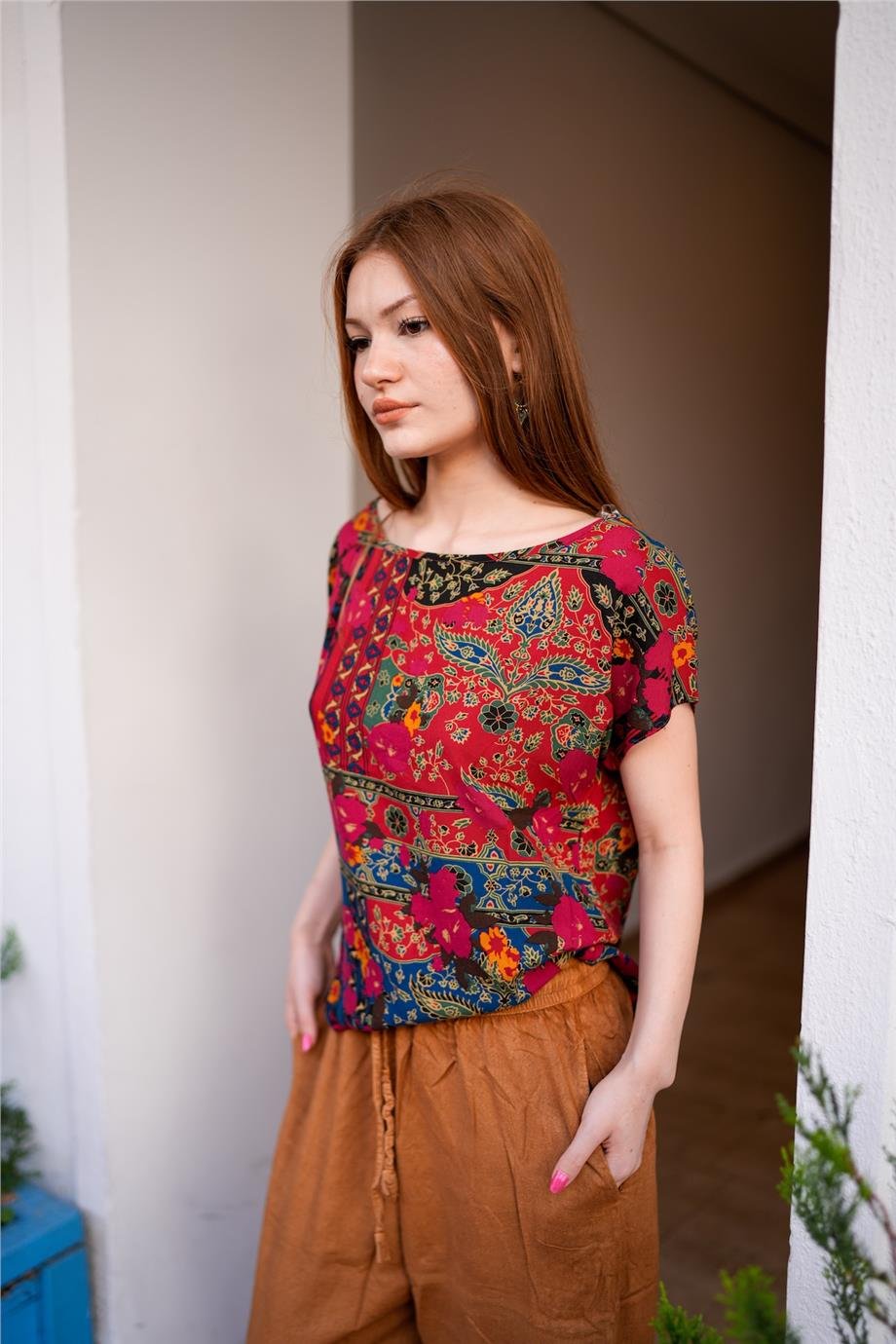 Kırmızı Renk Desenli Kayık Yaka Önü Kısa Arkası Uzun Ve Düğme Detaylı Bluz