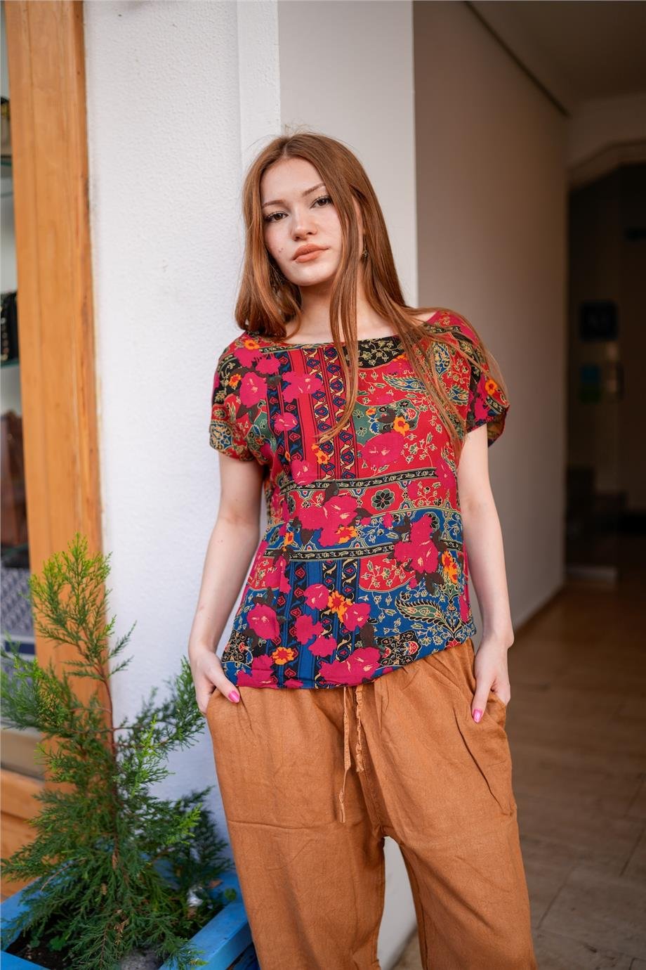 Kırmızı Renk Desenli Kayık Yaka Önü Kısa Arkası Uzun Ve Düğme Detaylı Bluz