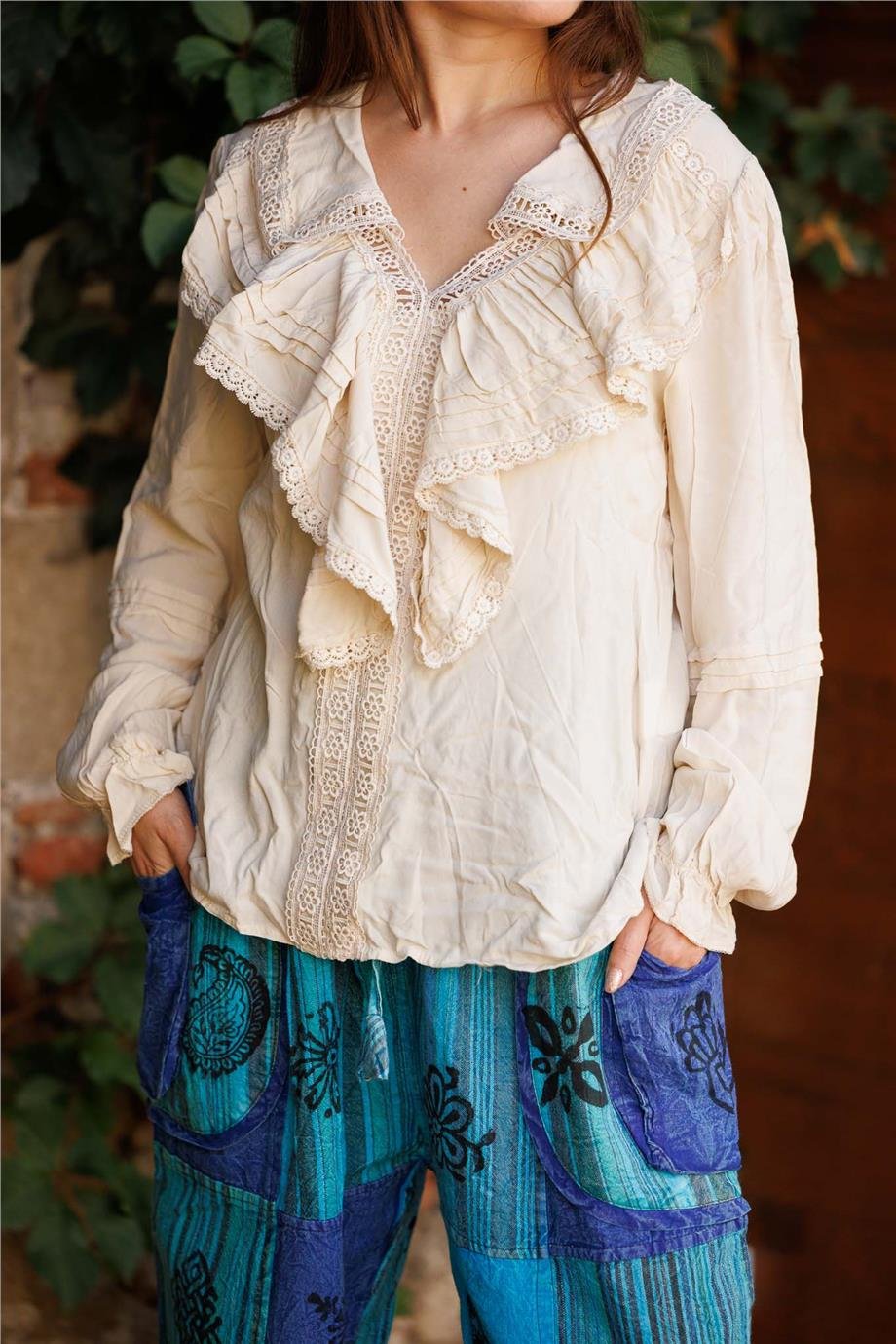 Krem Renk Dantel Detaylı Yakalı Fırfırlı Bluz