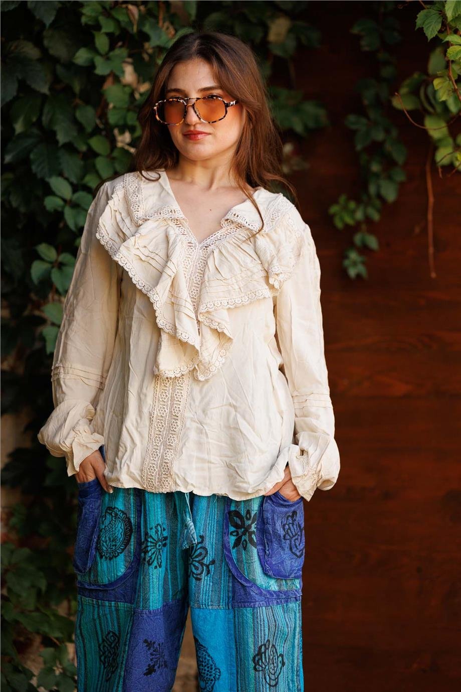 Krem Renk Dantel Detaylı Yakalı Fırfırlı Bluz