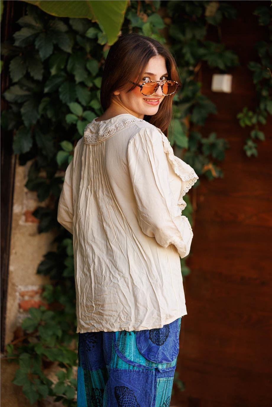 Krem Renk Dantel Detaylı Yakalı Fırfırlı Bluz
