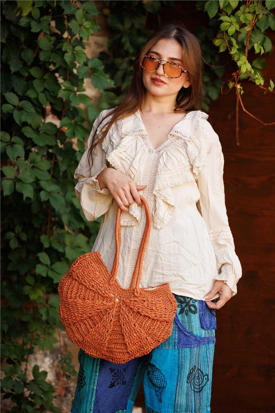 Krem Renk Dantel Detaylı Yakalı Fırfırlı Bluz