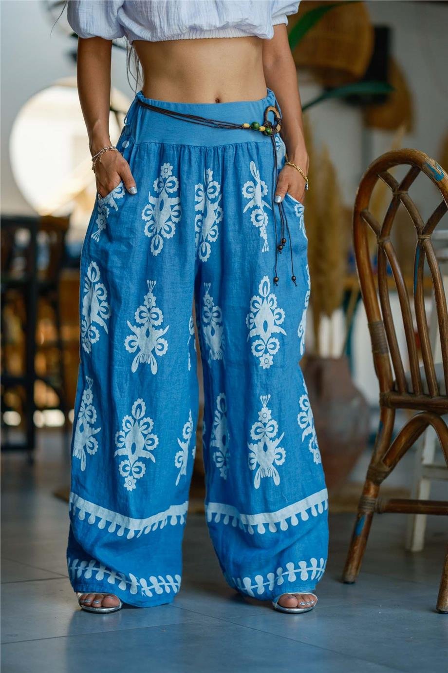 Mavi Renk Çiçek Desenli Kemer Detaylı Keten Pantolon