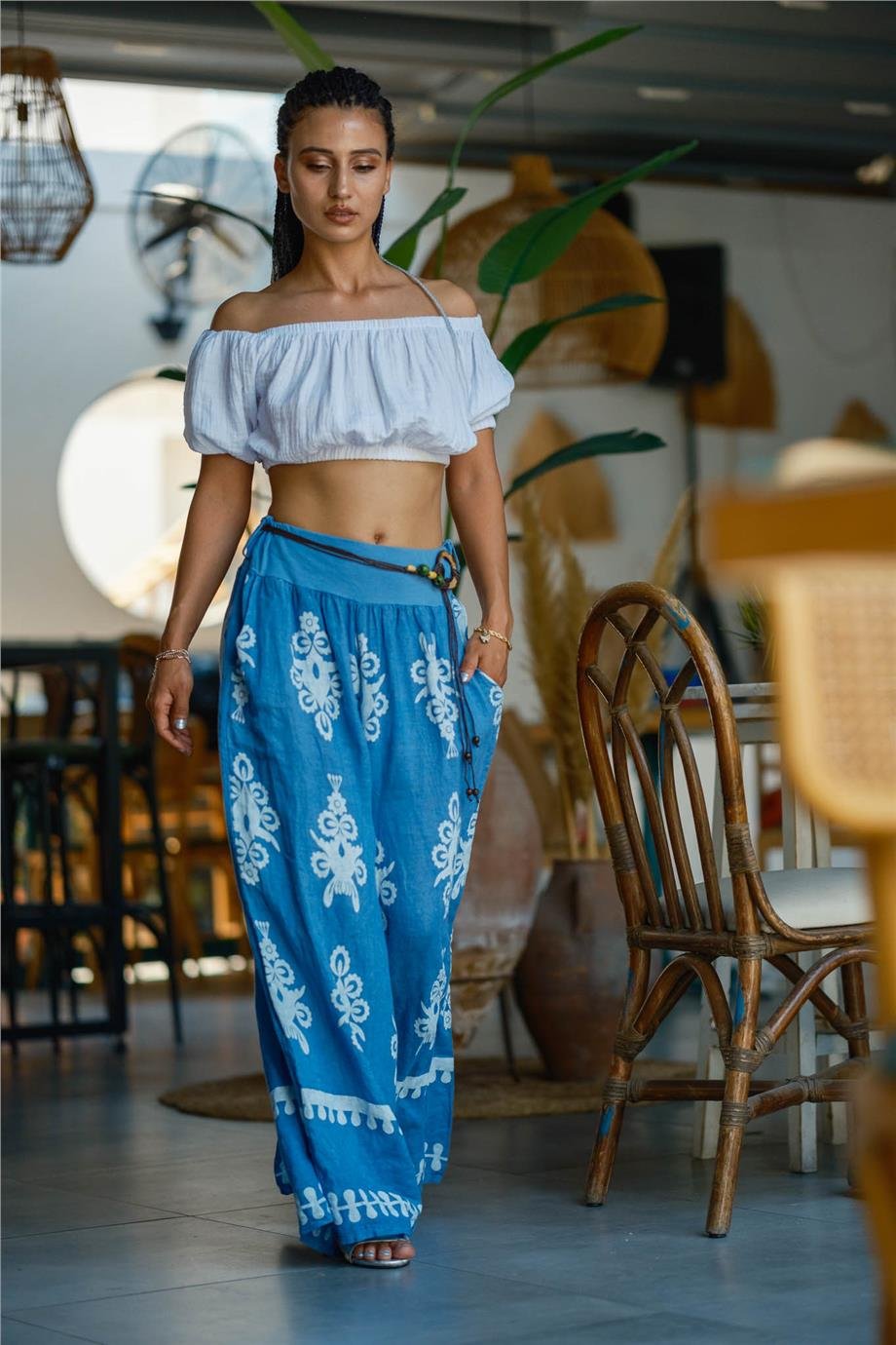 Mavi Renk Çiçek Desenli Kemer Detaylı Keten Pantolon