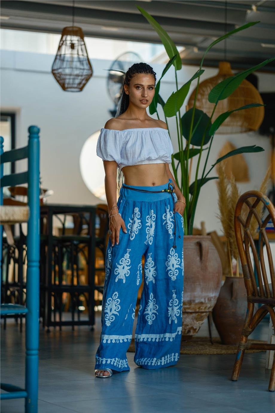 Mavi Renk Çiçek Desenli Kemer Detaylı Keten Pantolon