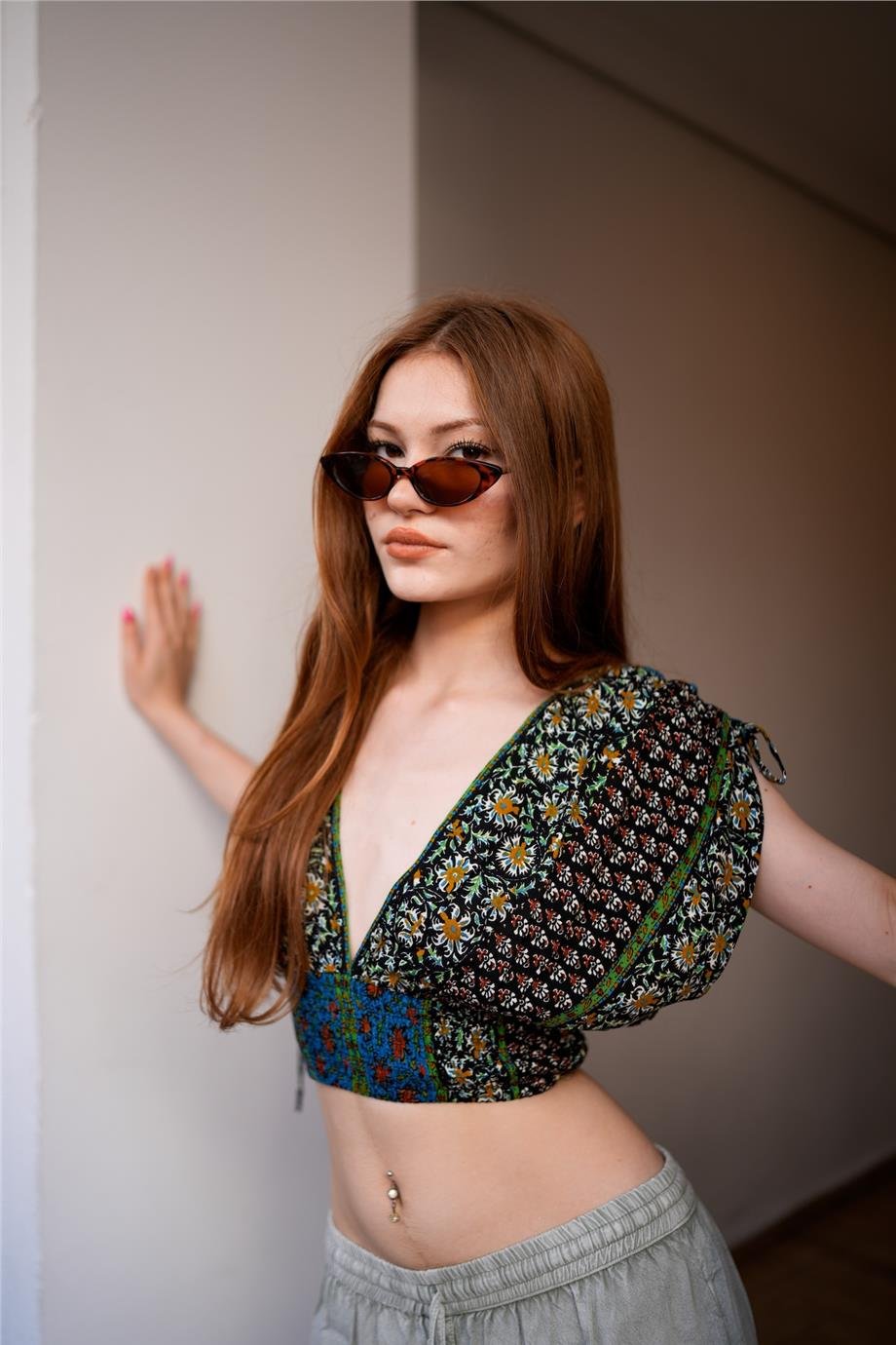 Mavi Renk V Yaka Büzgü Detaylı Beli Lastikli Bluz