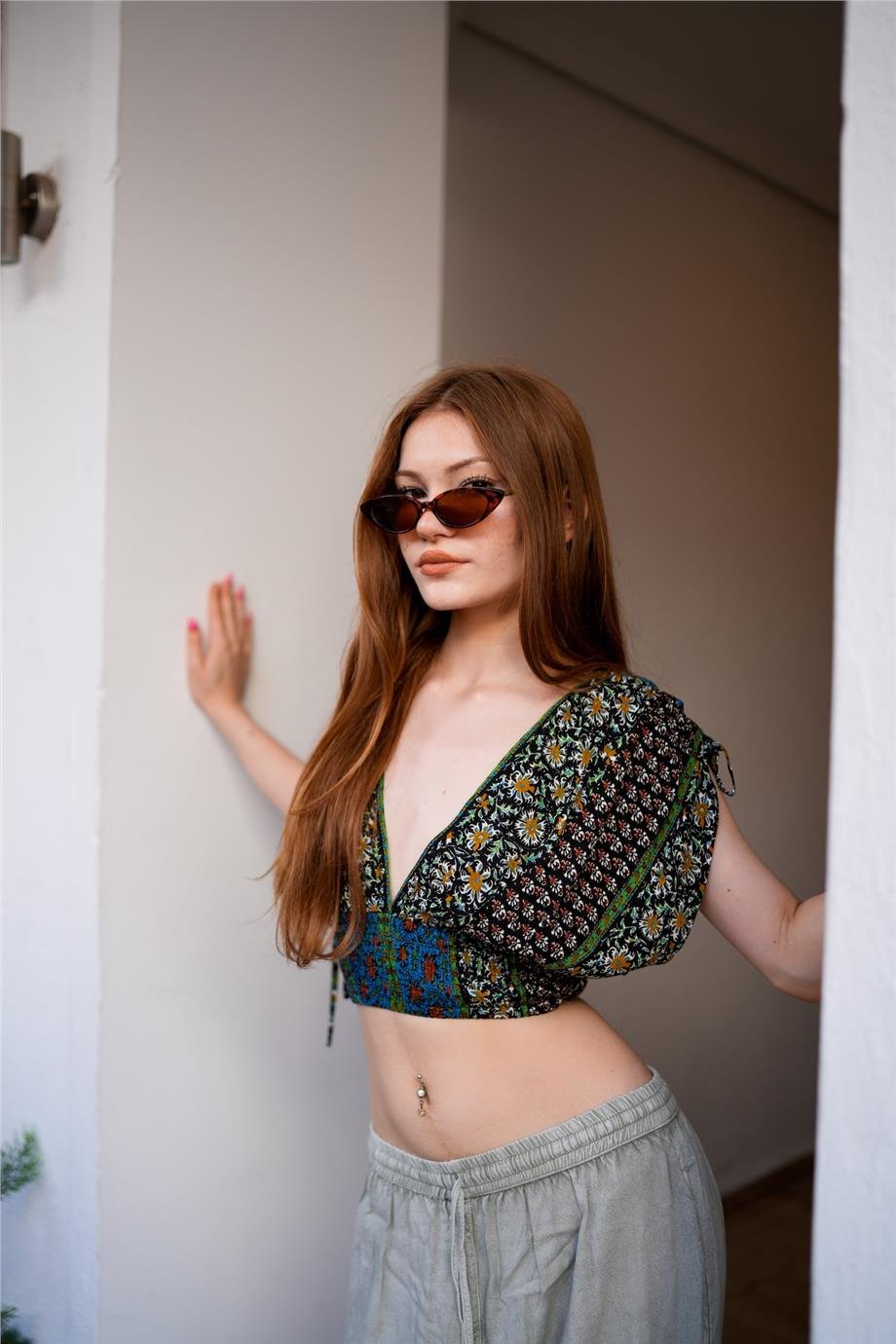 Mavi Renk V Yaka Büzgü Detaylı Beli Lastikli Bluz