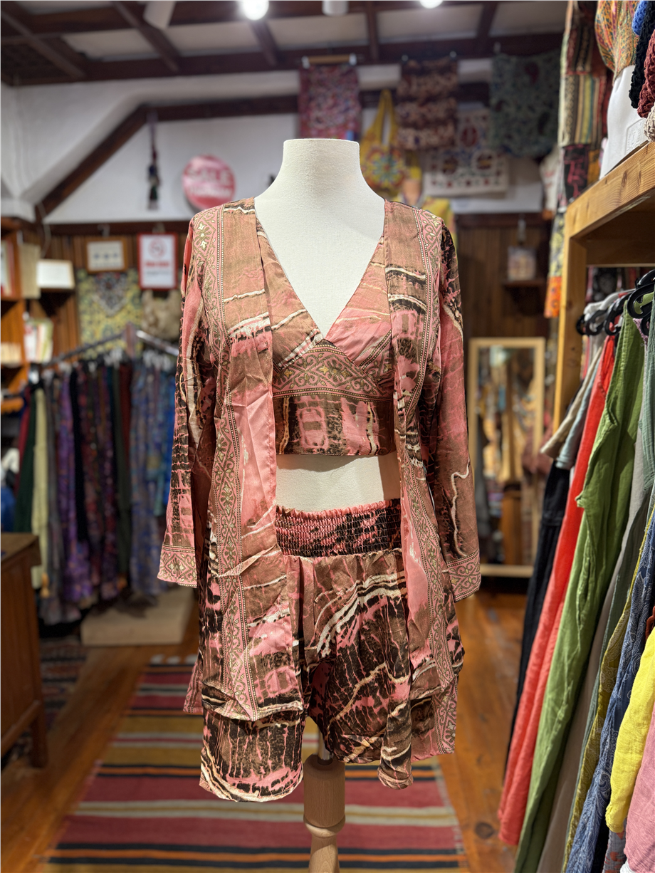 Pembe Renk Gold Detaylı İpek Şort Crop Kimono Üçlü Takım