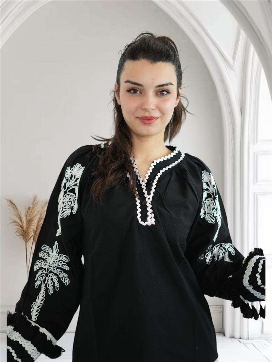 Siyah Beyaz Nakışlı Bluz