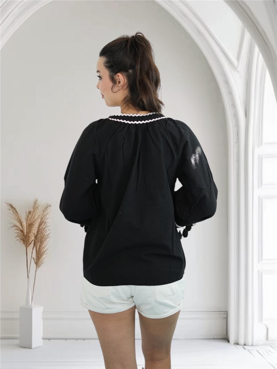 Siyah Beyaz Nakışlı Bluz