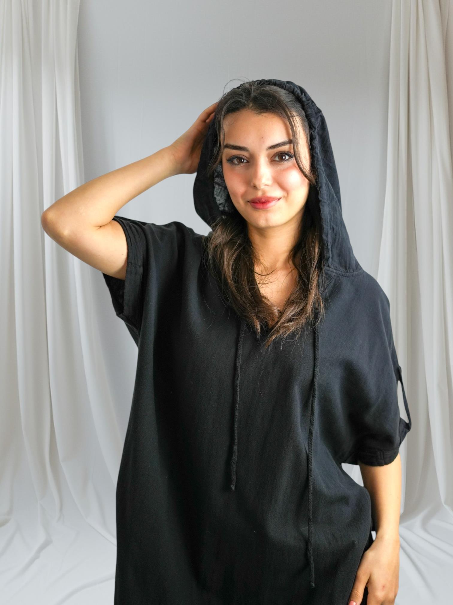 Siyah Kapüşonlu Elbise