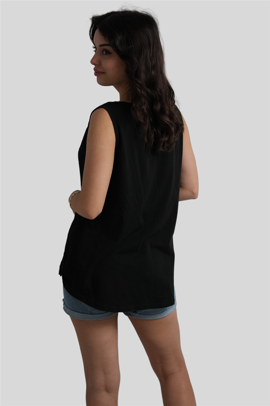 Siyah Nakış Detaylı Kalın Askılı Keten Bluz