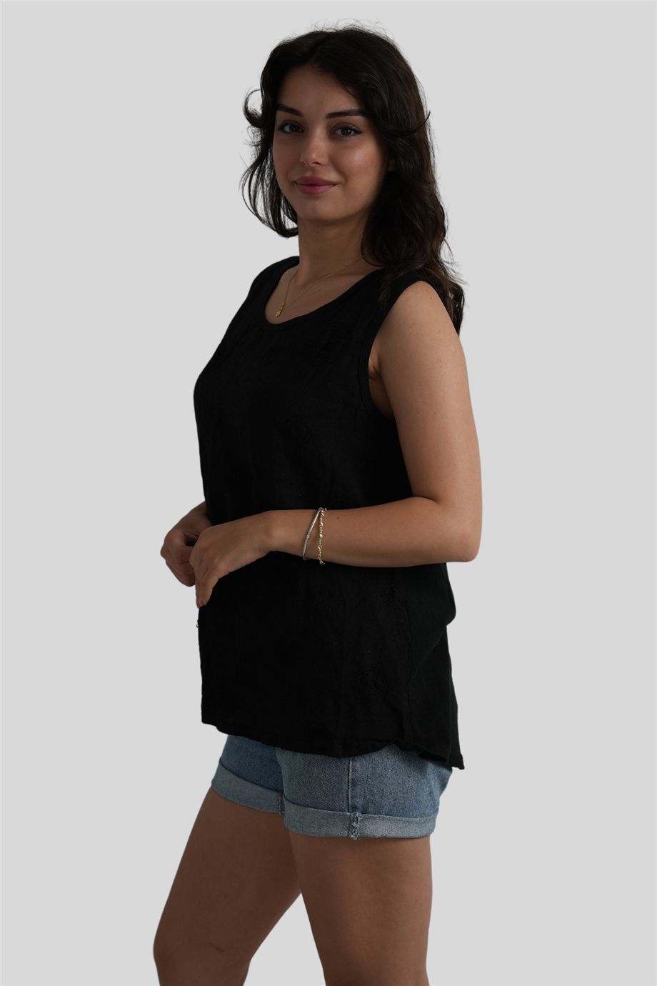 Siyah Nakış Detaylı Kalın Askılı Keten Bluz